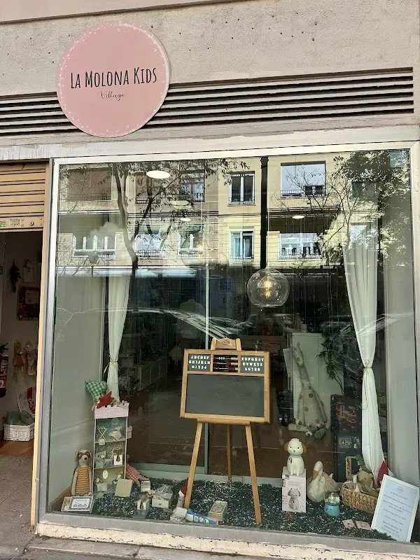 La Molona Kids Concept store Juguetes y cuentos Talleres, extraescolares y cumpleaños Montessori y Waldorf