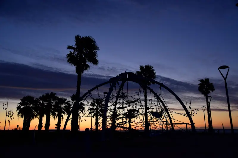 Parque infantil con tirolinas