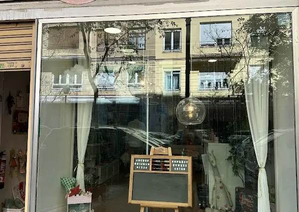 La Molona Kids Concept store Juguetes y cuentos Talleres, extraescolares y cumpleaños Montessori y Waldorf